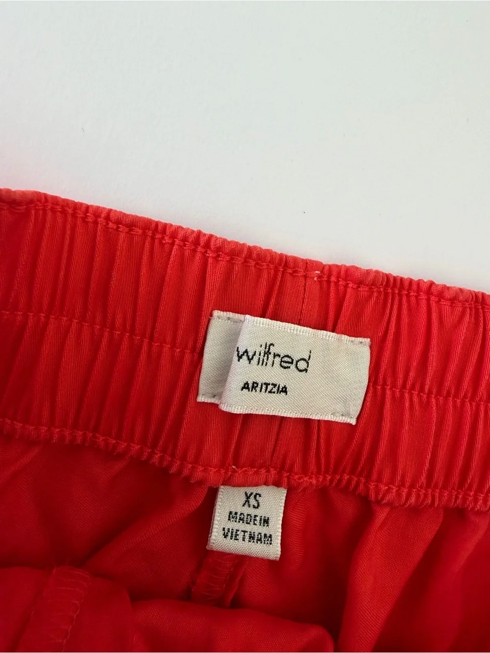 Aritzia Wilfred Women’s Vibrant Red Casual Shorts 100% Lyocell XS Soft Comfy